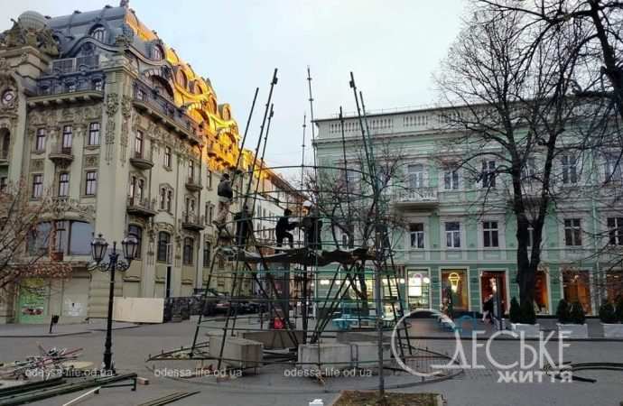 На Дерибасівській «вирощують» головну ялинку Одеси (фоторепортаж)