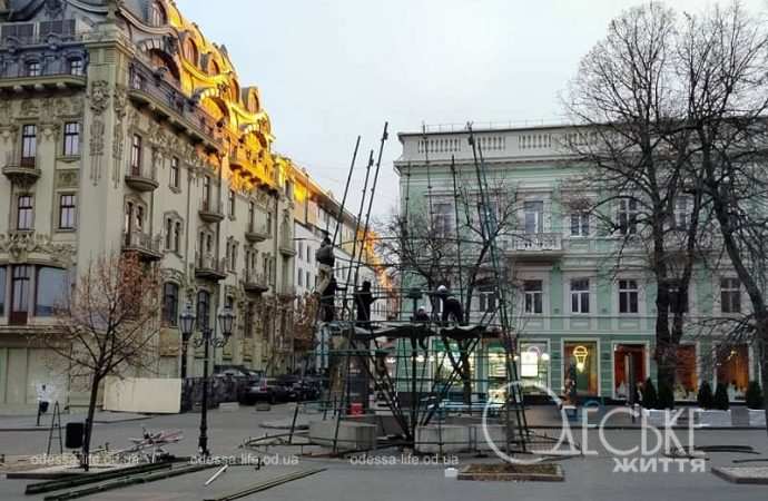 В центре Одессы монтируют елку