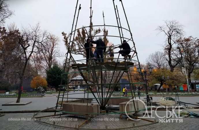 Коммунальщики собирают новогоднюю елку в Одессе