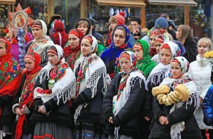 Як колядують, щедрують та засівають у селі Загнітків на Кодимщині