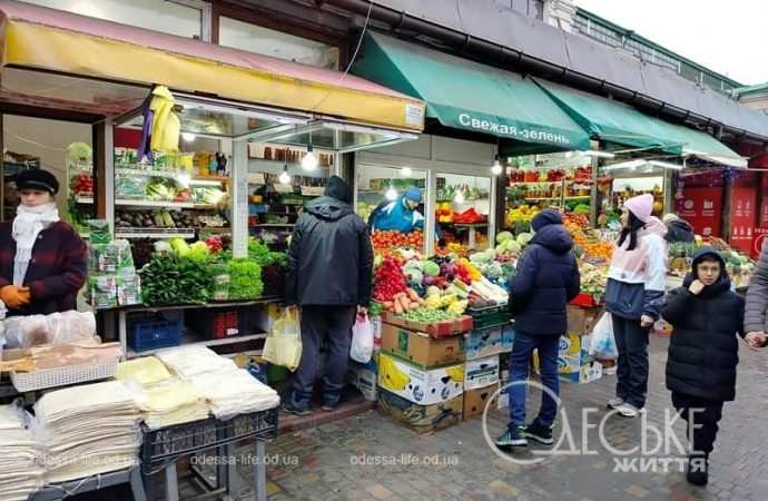 Покупатели на Новом рынке, Одесса, декабрь 2024 г.
