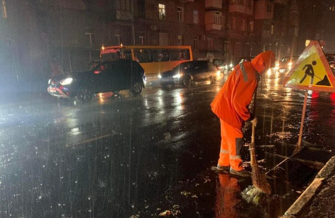 Комунальники просять одеситів не залишати авто на зливостоках (фото)