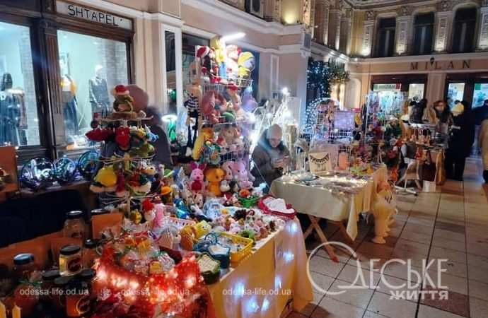 Рождественская ярмарка в одесском Пассаже, товар