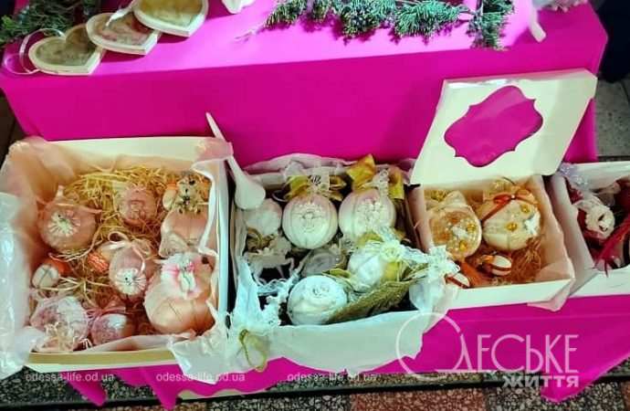 На ярмарке в Пассаже, елочные игругшки