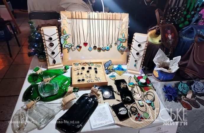 На ярмарке в Пассаже, кулоны