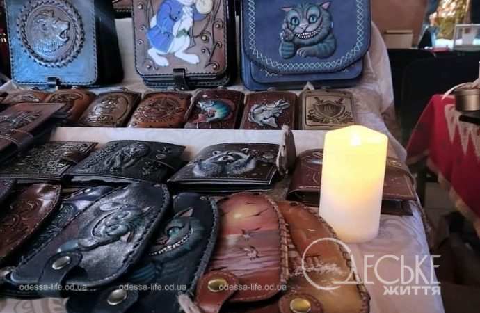 На ярмарке в Пассаже, сумочки, кошельки