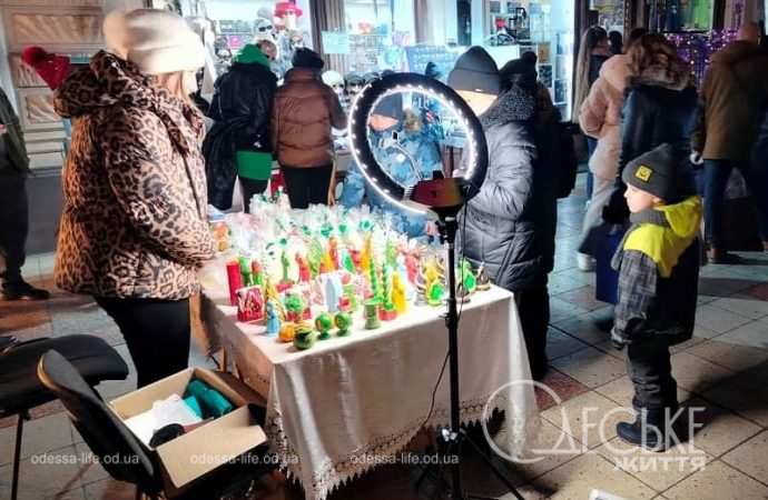 На ярмарке в Пассаже, сувенирные елочки