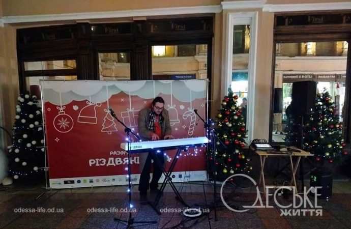 На ярмарке в Пассаже, музыкант