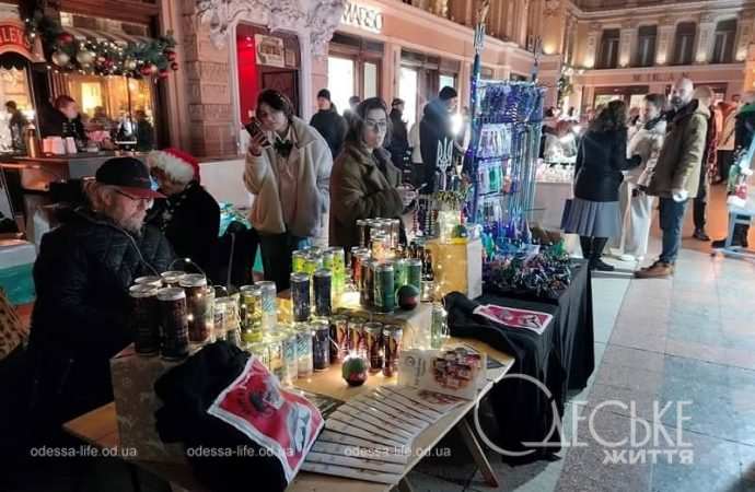 Рождественская ярмарка в одесском Пассаже, что представлено