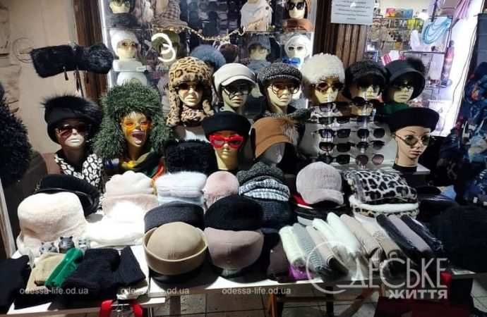 Рождественская ярмарка в одесском Пассаже, шапки