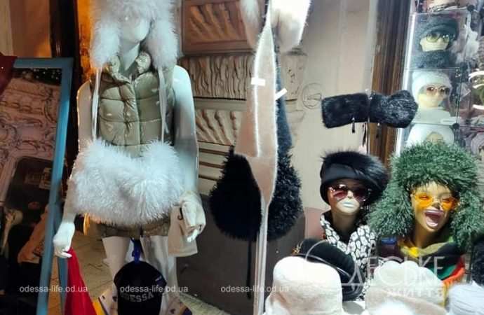 Рождественская ярмарка в одесском Пассаже, еще шапки