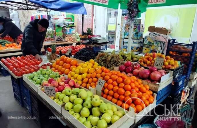 Яблоки и мандарины, одесский Привоз, декабрь 2024 г.