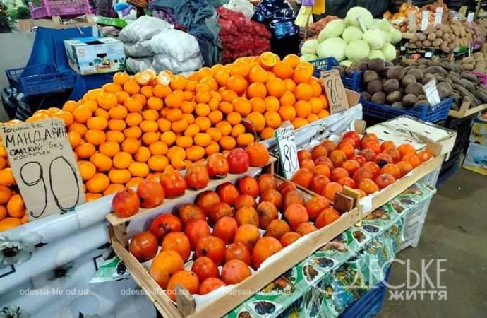 На Привозе: мандарины, хурма