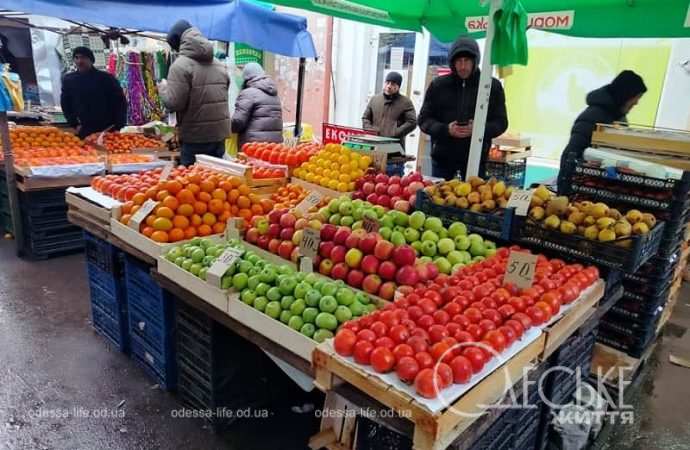 На Привозе: помидоры, яблоки, мандарины