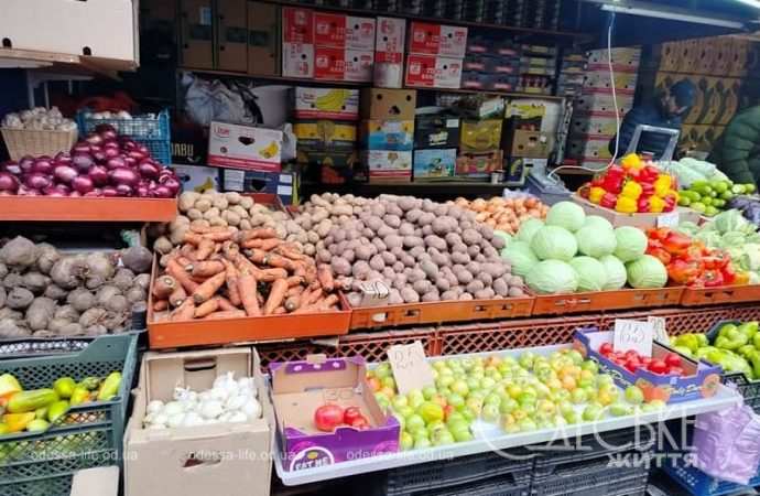 На Привозе: картошка, морковка и другие овощи