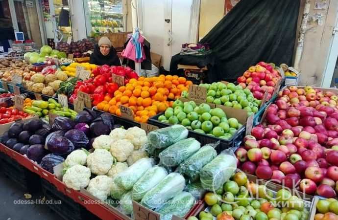 На Привозе: яблоки, капуста