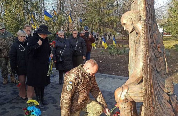 О скульпторе с Херсонщины, который создал уставшего Ангела в Николаевке