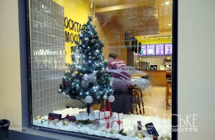 Одесские витрины, елочка на окне