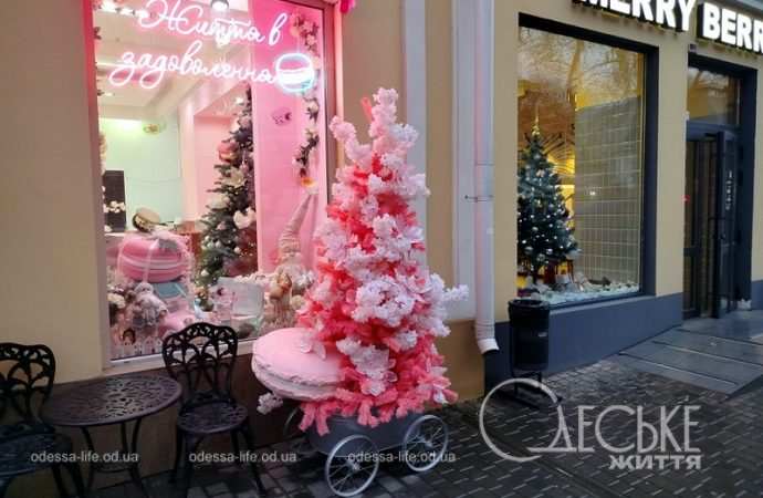 Одесские витрины, бело-розовая елка