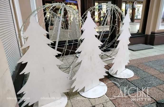 Одесские витрины, белые елки