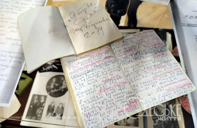 Зал в Музее театра Музкомедии, письма, бумаги