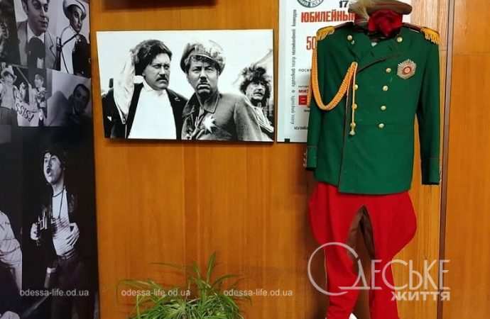 Зал в Музее театра Музкомедии, костюм