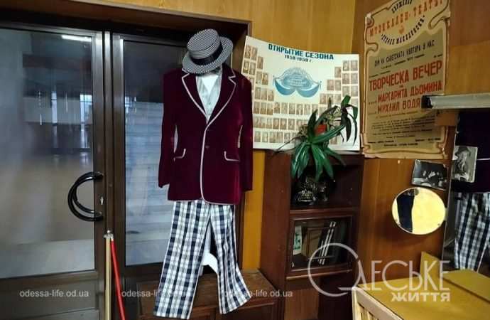 Зал в Музее театра Музкомедии, пиджак и шляпа