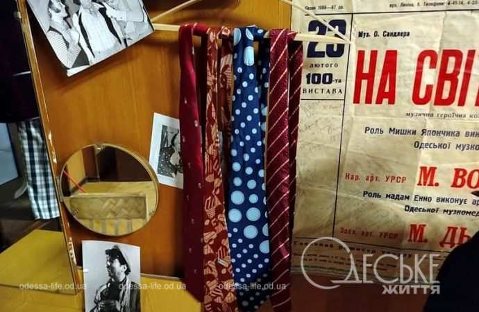 Зал в Музее театра Музкомедии, галстуки