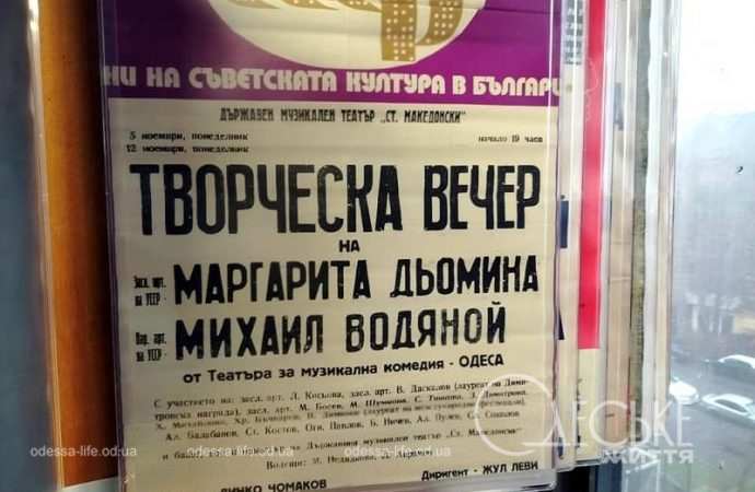 Зал в Музее театра Музкомедии, афиша
