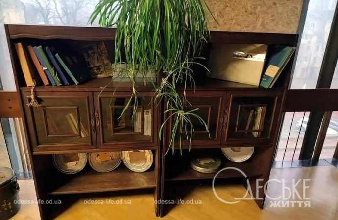 Зал в Музее театра Музкомедии, полки