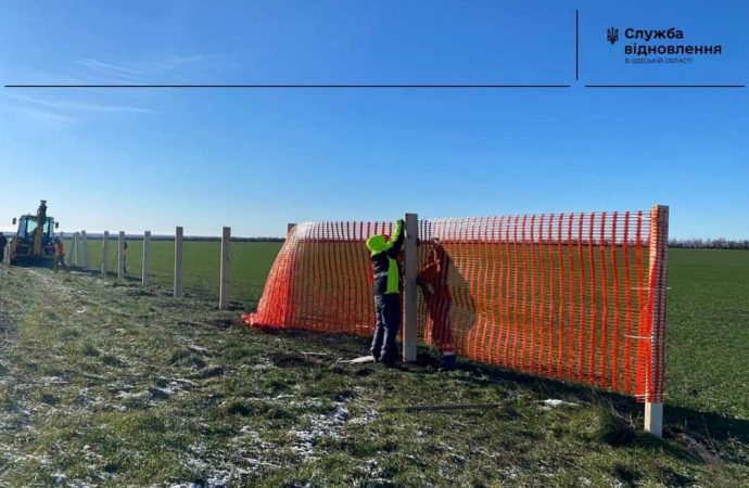 Дороги на Одещині захищають від снігових заметів (фото)