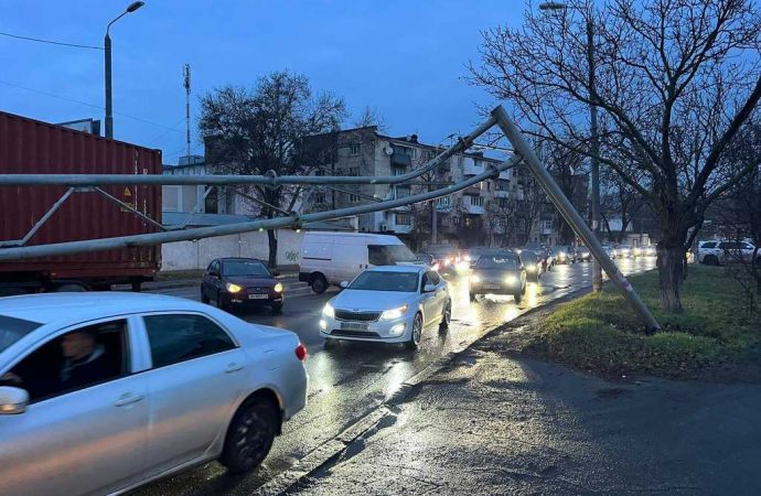 Масштабная авария в Одессе: парализовано движение на важной магистрали