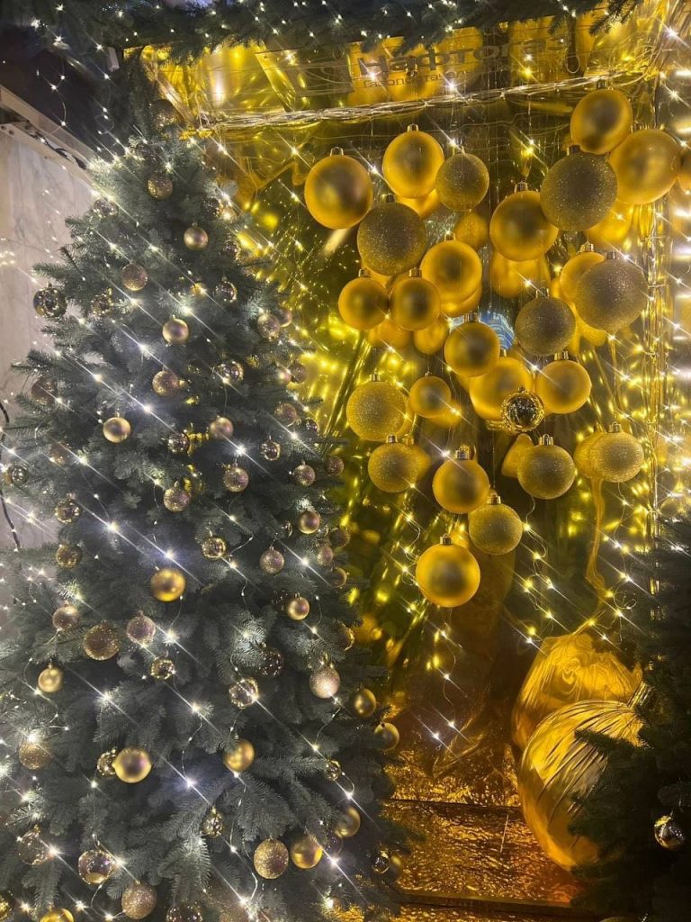 Святкова фотозона для пасажирів на залізничному вокзалі Одеси