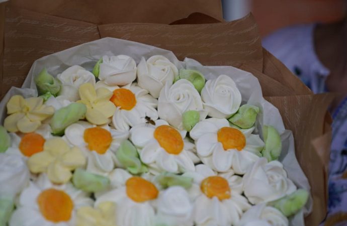 авторський зефір у вигляді трояндових бутонів