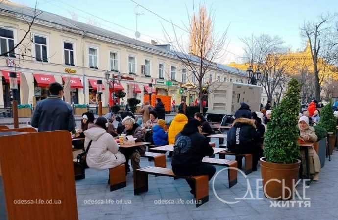 На Дерибасівській утворилася смачна черга (фоторепортаж)