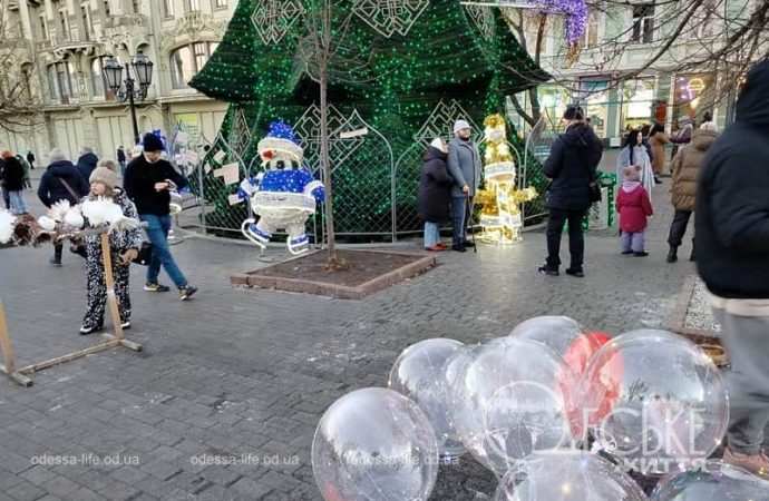 Центр Одессы 1 января, у елки