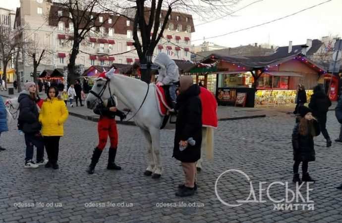 Центр Одессы 1 января, конная прогулка