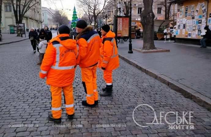 Центр Одессы 1 января, коммунальщики