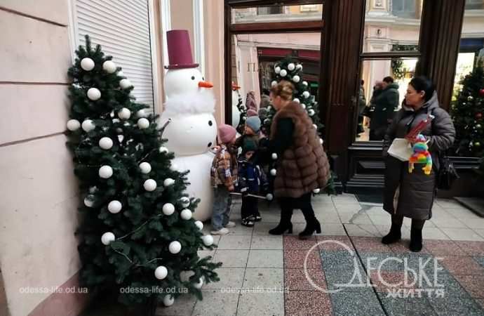 Центр Одессы 1 января, елка в Пассаже