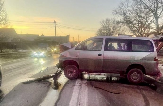 Унаслідок потрійної ДТП під Одесою постраждали пасажири мікроавтобуса