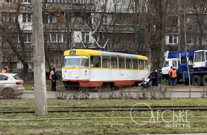 На площі Трибуни Героїв (Толбухіна) трамвай з’їхав на автомобільну дорогу (фото)