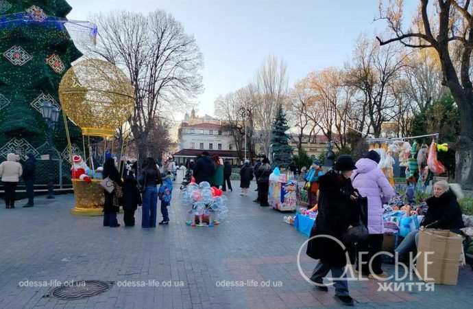 Головна ялинка Одеси: мініярмарок та побажання воєнного часу