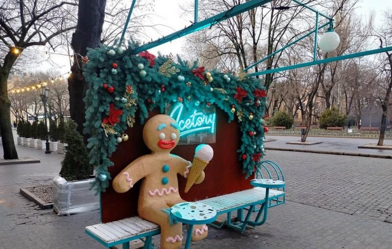 Февраль в центре Одессы, мороженое