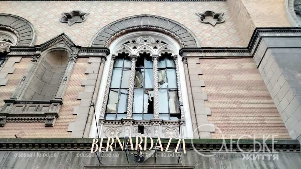 Центр Одессы после обстрела, окна филармонии