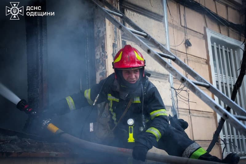 На Базарной в Одессе тушат пожар