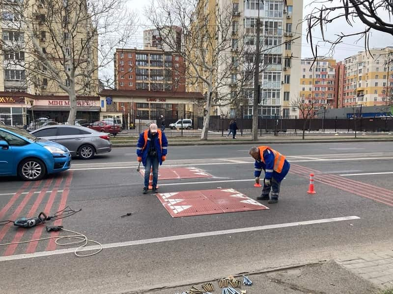 В Одесі встановлюють "берлінські подушки" на Грушевського