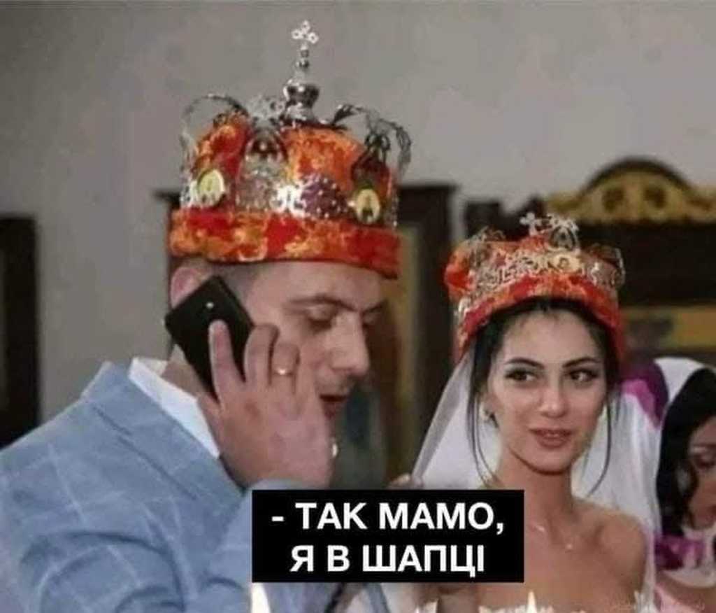 чоловік в шапці