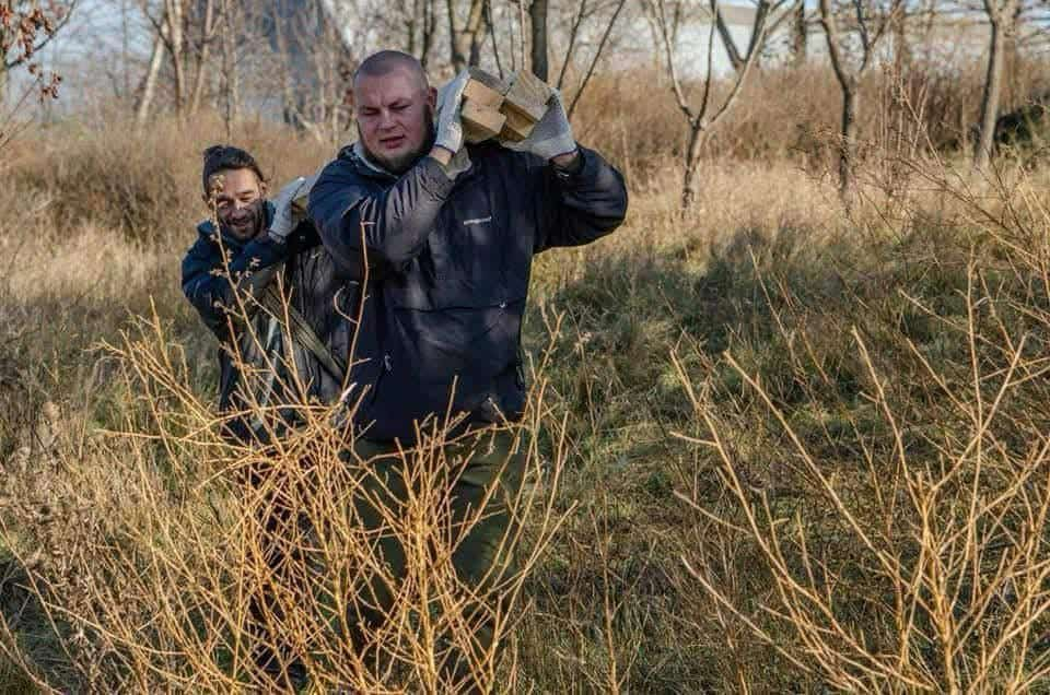 Ганул несет доски