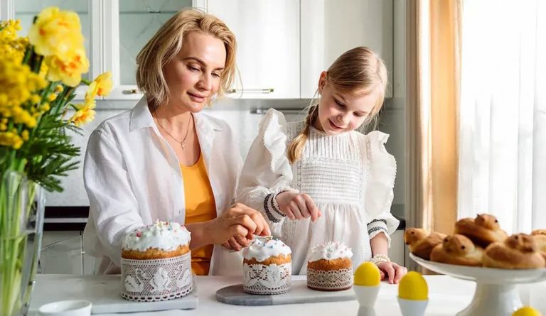 Мама з донькою печуть пасхи на Великодень