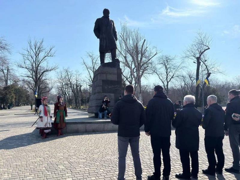 Возложение цветов к памятнику Шевченко в Одессе